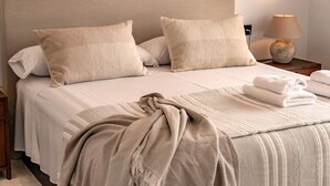A neatly made bed with pillows, a blanket, and folded towels. - Bungalow Rental in Calpe: BONITA (Calpe / Calp)