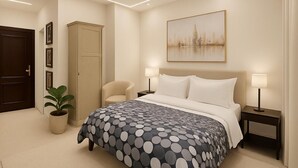 Une chambre à coucher comprenant un lit, deux tables de chevet, une chaise, une armoire et une plante en pot.