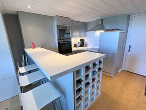 Een koelkast, een microgolfoven, een oven, een vaatwasser