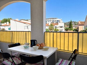 Outdoor dining - Charming apartment with parking - 4 guests (Hyères)