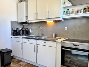Geladeira, micro-ondas, cooktop, lava-louças