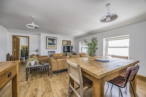 Interior - Spacious Flat with Gorgeous Views - Pass the Keys (Bognor Regis)