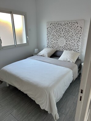 Een strijkplank/strijkijzer, gratis wifi, beddengoed