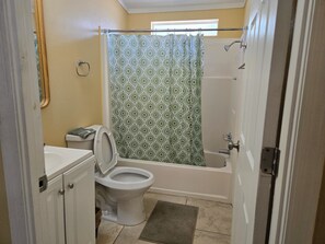 Bathroom - 4-bedroom mobile home in pleasant Lady Lake with AC (Lady Lake)