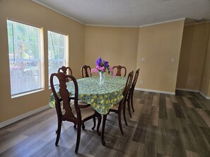 Dining - 4-bedroom mobile home in pleasant Lady Lake with AC (Lady Lake)