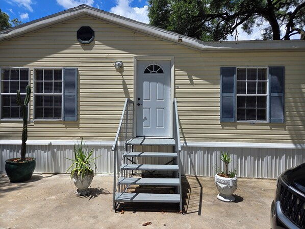 Exterior - 4-bedroom mobile home in pleasant Lady Lake with AC (Lady Lake)