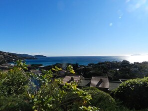 Blick auf die Küste mit Häusern, einem klaren Himmel und dem Meer.