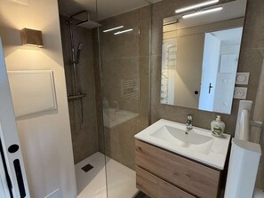 Bathroom - Duplex apartment, air conditioning, central - 4 guests (Port Leucate)