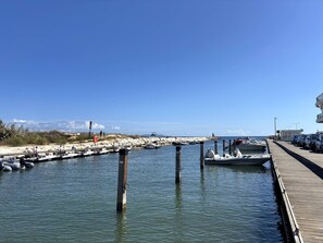 A marina with boats docked, a wooden pier, and a clear blue sky. - Loft studio, AC, beach - 2 guests (La Londe-les-Maures)