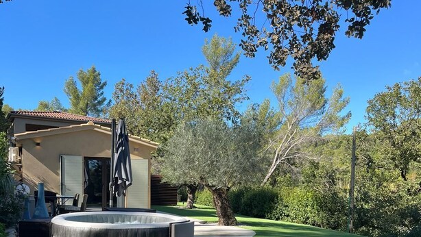 A pool area with lounge chairs, a hot tub, and a covered patio. - Air-conditioned cottage - SPA BBQ (Aix-en-Provence)