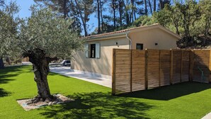 A house with a fenced yard, a tree, and a vehicle parked outside. - Air-conditioned cottage - SPA BBQ (Aix-en-Provence)