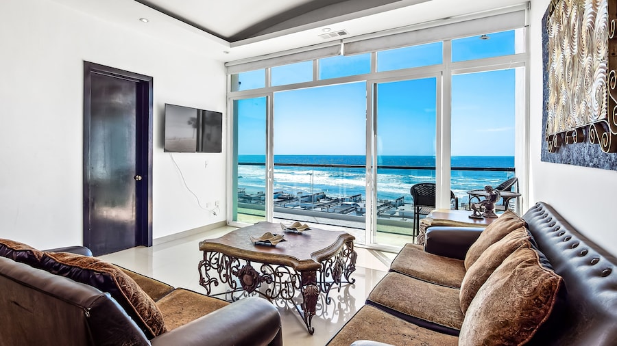 2-story Dog-friendly Villa With Outdoor Pool, Patio, 2 Balconies, Streaming, AC