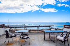 Outdoor dining - Bright Dog-friendly Villa With Beach Views, Private Patio, Outdoor Pool, Kitchen (Playas de Rosarito)