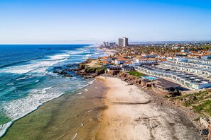 A coastal town with beachfront properties, a pier, and a mix of residential and commercial buildings. - Bright Dog-friendly Suite With Kitchenette, Heated Outdoor Pool, Hot Tub, Patio (Playas de Rosarito)