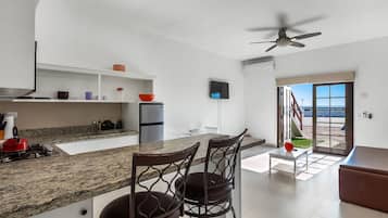 Apartment, 1 Queen Bed with Sofa bed, Partial Ocean View (Jr Suite 4 - Playa Arcangel) | Private kitchen