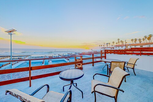 Dog-friendly Villa With Heated Outdoor Pool, Hot Tub, Streaming, Balcony, Grill