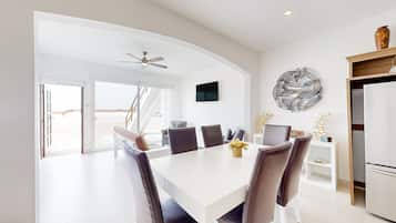 Nhà, nhiều giường, bếp, quang cảnh một góc biển (Casa Marron 37 - Playa Arcangel) | Khu ăn uống