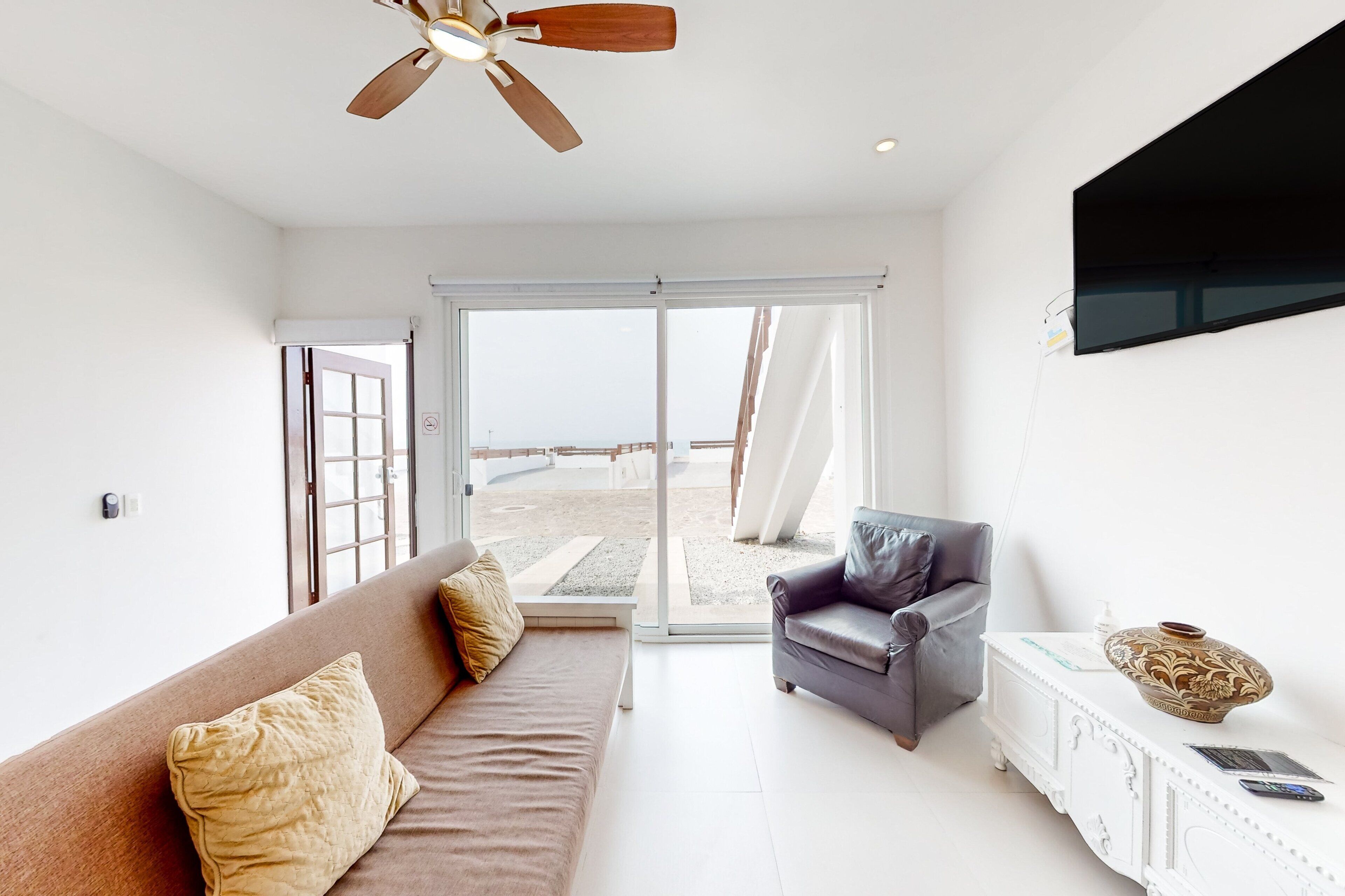 Dog-friendly Beachfront Retreat With Rooftop Deck, Pool, Hot Tub, & Kitchen - Calafia