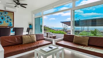 Villa, varias camas, vista al océano (Villa Turquesa 56 - Playa Arcangel) | Área de sala de estar