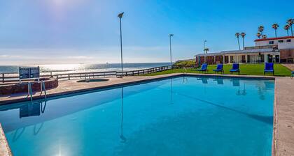 Dog-friendly Suite With Hot Tub, Kitchenette, Heated Outdoor Pool, Private Patio