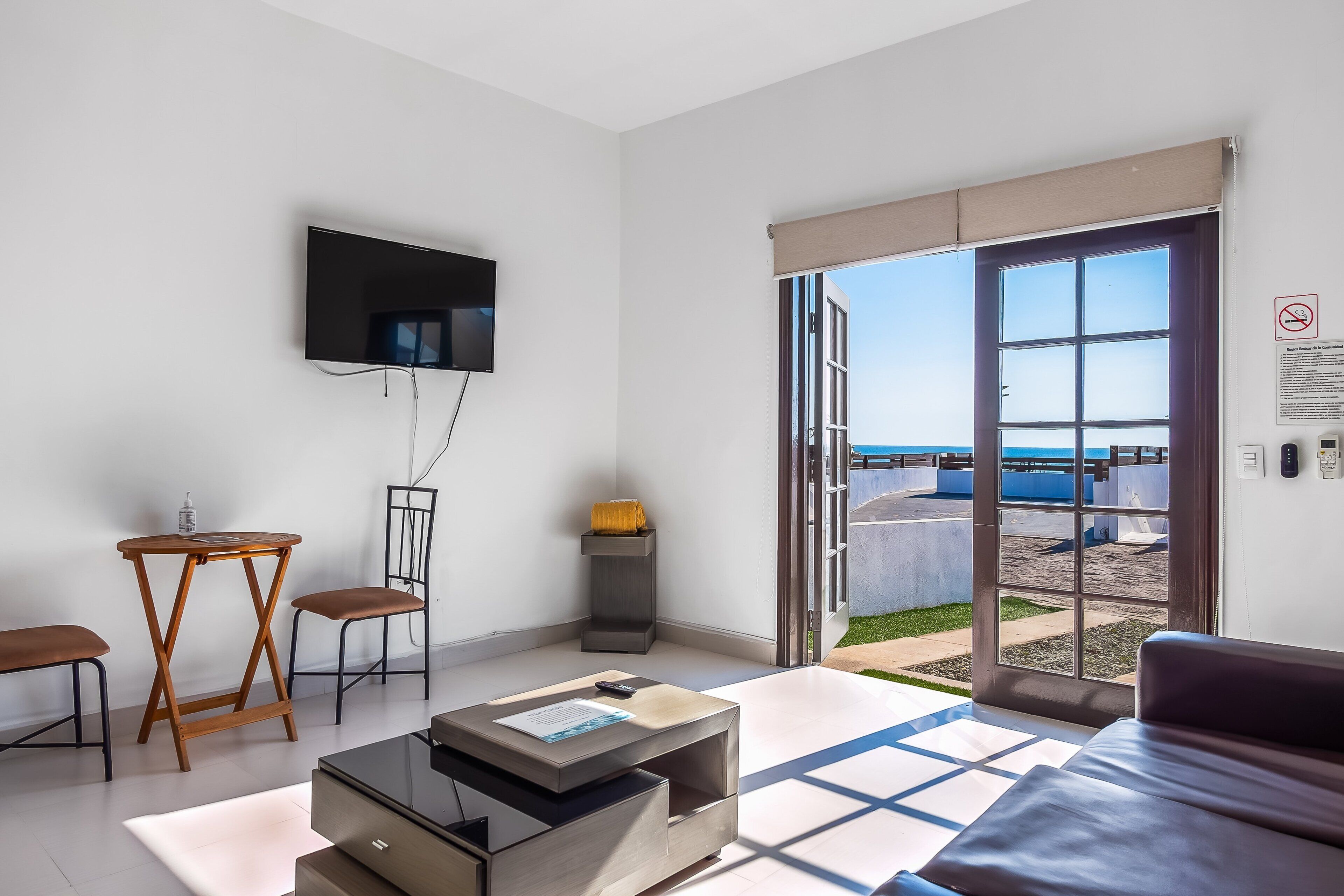 Apartment, 1 Queen Bed with Sofa bed, Partial Ocean View (Jr Suite 3 - Playa Arcangel) | Living area