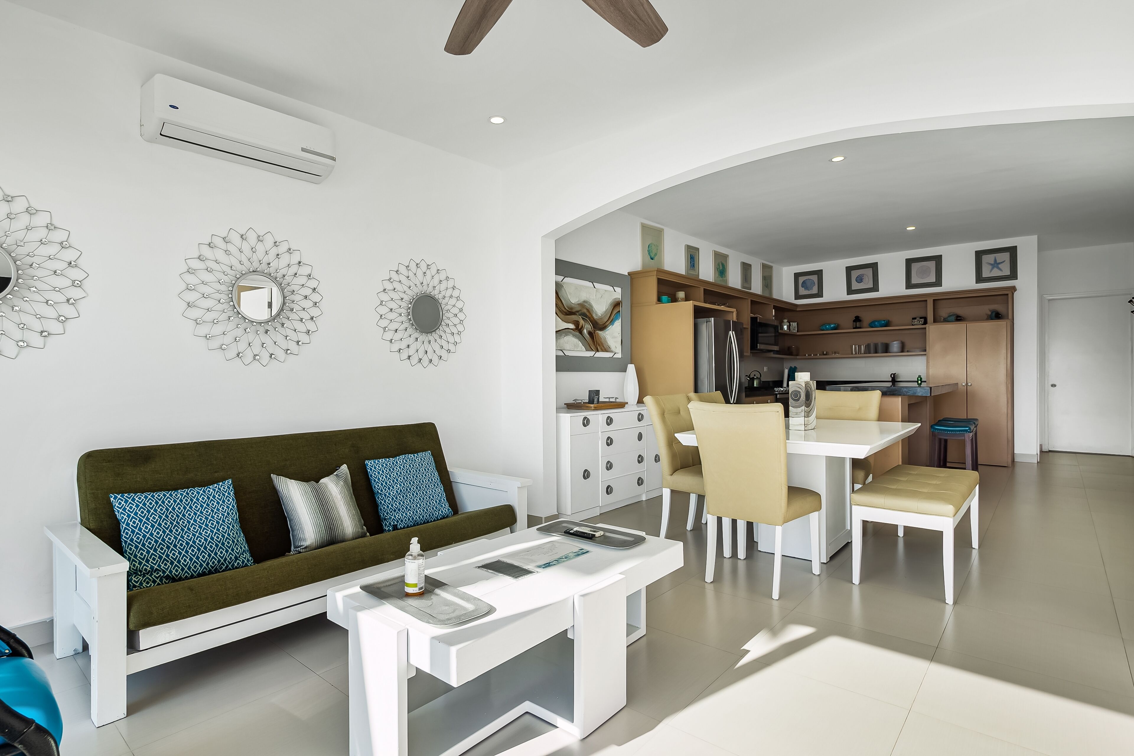 Una sala de estar moderna con sofá, mesa de centro y comedor.