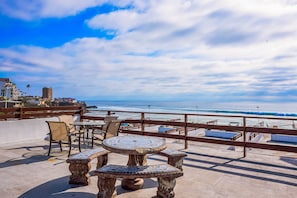 Outdoor dining - Dog-friendly Beachfront Villa With Pool & hot tub Access Plus Rooftop Deck (Playas de Rosarito)