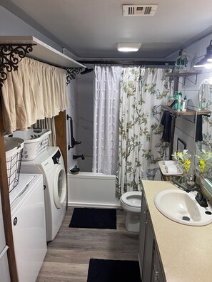Hair dryer, towels, soap, shampoo - Happy Hive Bee and Bee entire cottage (Church Point)