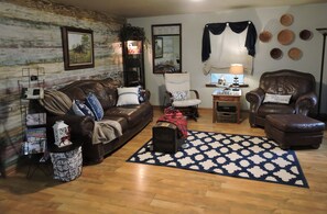 Smart TV, books - Happy Hive Bee and Bee entire cottage (Church Point)
