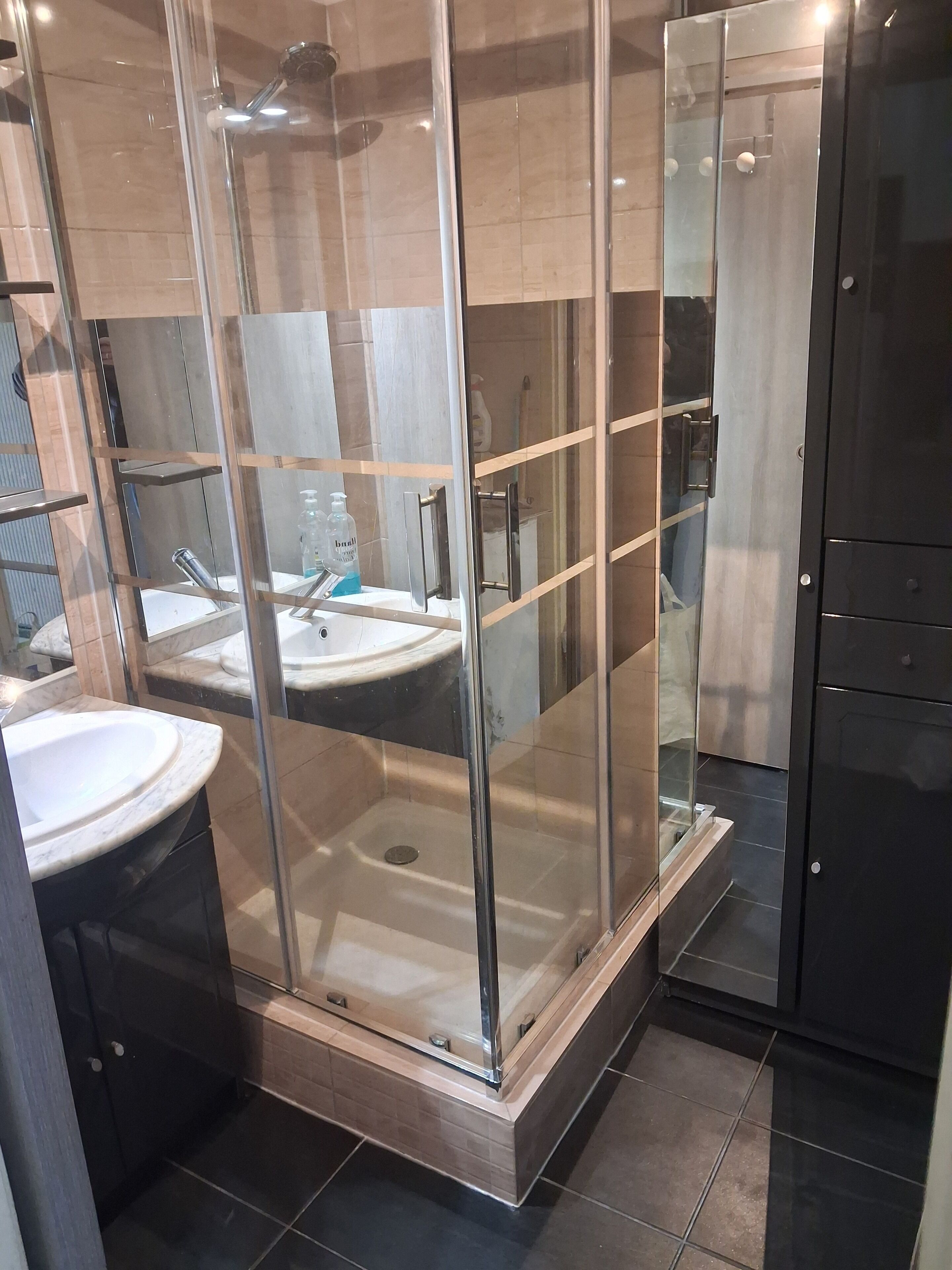 Dusche, Haartrockner, Handtücher, Seife