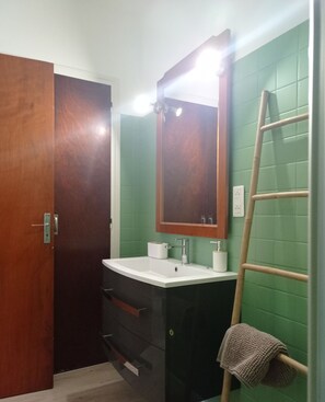 Ducha, secador de pelo, toallas, jabón