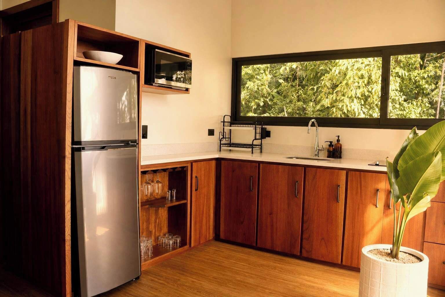 Coffee/tea maker, fridge, microwave, stovetop