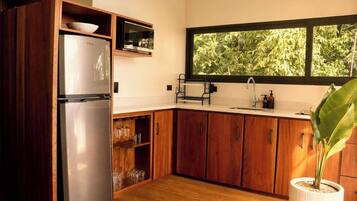 Coffee/tea maker, fridge, microwave, stovetop