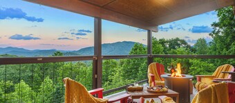Franklin NC Cabin Sleeps 10, Hot Tub, Game Room