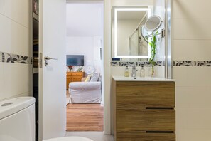 Doccia, asciugacapelli, asciugamani, sapone