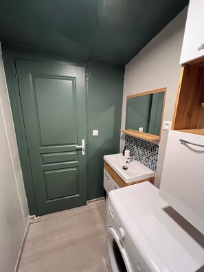 Haartrockner, Handtücher, Toilettenpapier