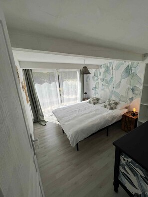 Een strijkplank/strijkijzer, reisbedje, gratis wifi, beddengoed