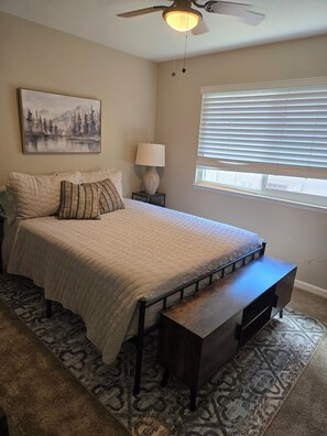 2 bedrooms, iron/ironing board, WiFi, bed sheets - Desert Hikers Paradise 1970s retro 2 bedroom condo close to El Paseo (Palm Desert)