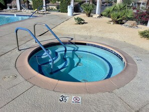 Ein kleiner, runder Pool mit einer Tiefe von 1,07 Metern, umgeben von einer Betonplattform, mit einem Schild, das das Tauchen verbietet, und einer Poolleiter.