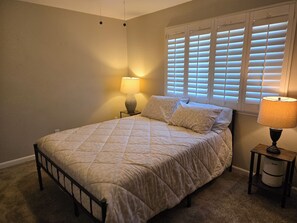 2 bedrooms, iron/ironing board, WiFi, bed sheets - Desert Hikers Paradise 1970s retro 2 bedroom condo close to El Paseo (Palm Desert)