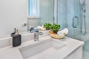 Douche, sèche-cheveux, serviettes fournies, savon