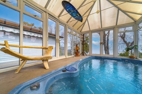 Lakefront 4BR plus Den Retreat with Swim Spa, Sauna & Games