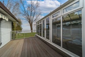 Terrace/patio - Lakefront 4BR plus Den Retreat with Swim Spa, Sauna & Games (Parkside Beach)