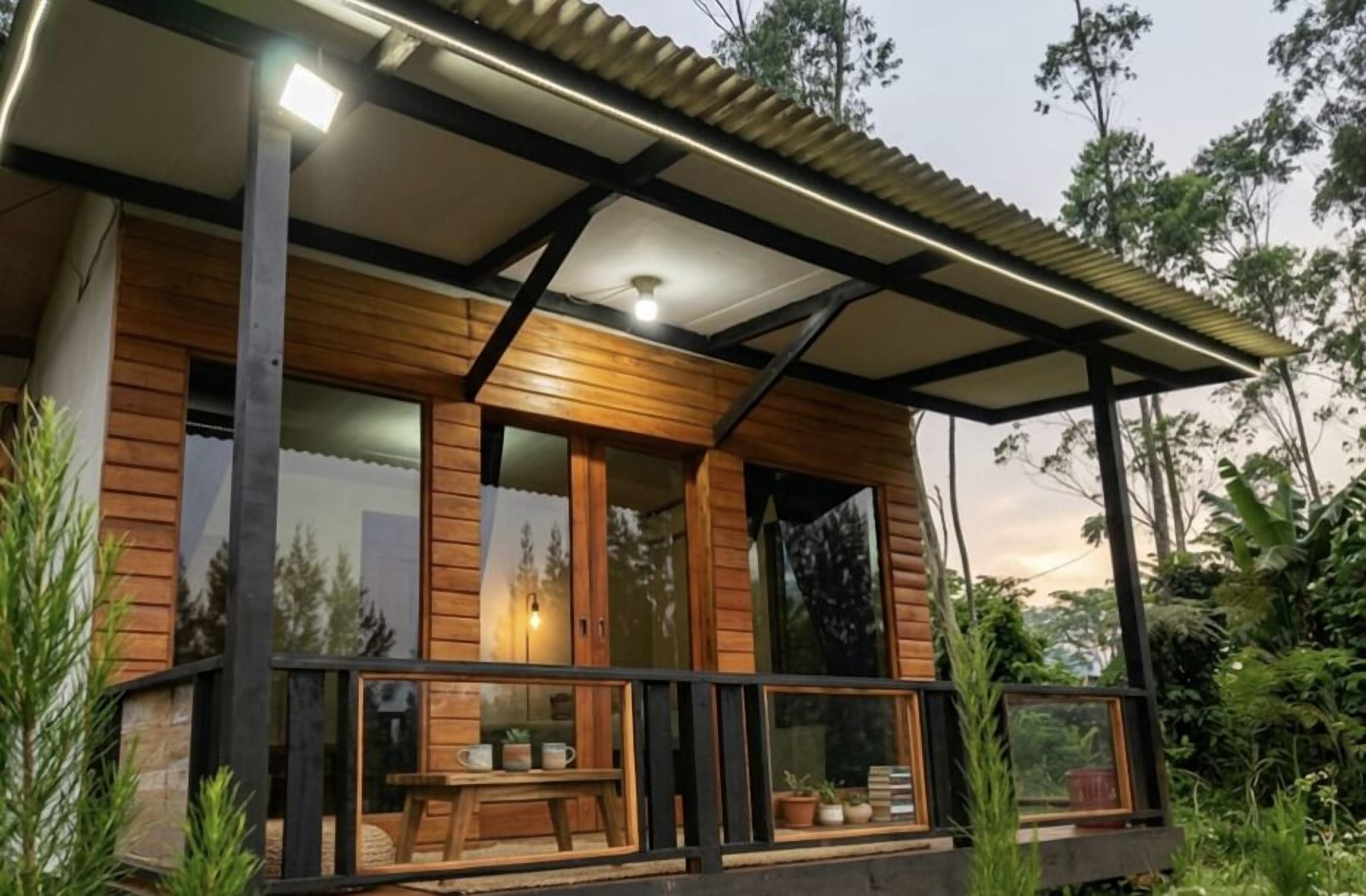 Eine Holzhütte mit Balkon, großen Fenstern und einer überdachten Veranda.