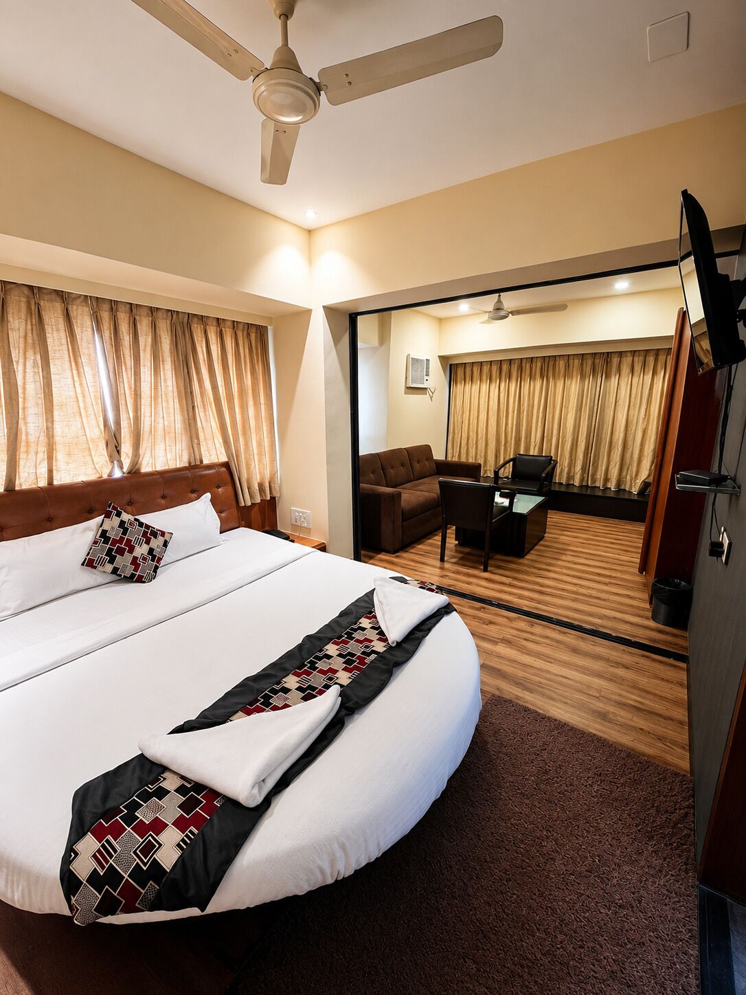 Desk, laptop workspace, iron/ironing board, free WiFi