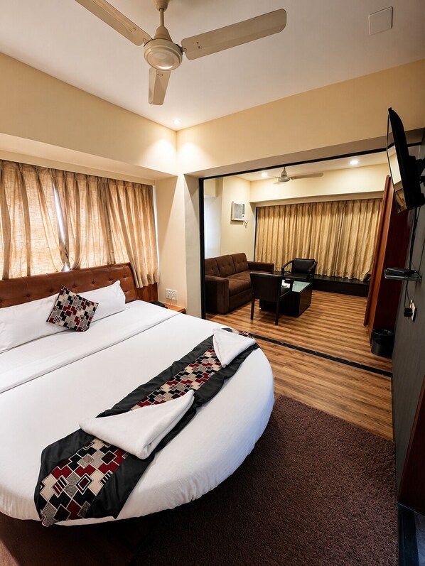 Family Suite | Desk, laptop workspace, iron/ironing board, free WiFi - Glitz Hotel Jayshree - Nr Mumbai Airport (Mumbai)