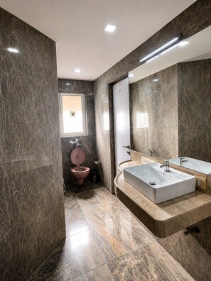 Shower, towels, soap, shampoo - Glitz Hotel Jayshree - Nr Mumbai Airport (Mumbai)