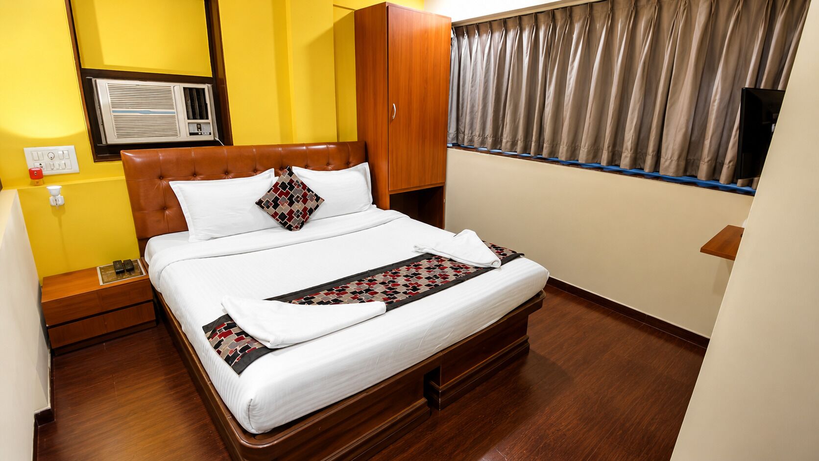 Desk, laptop workspace, iron/ironing board, free WiFi