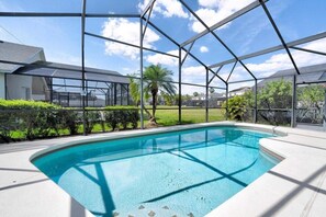 A heated pool - Cumbrian Dream: 4BR Pool Home Near Disney & Orlando Attractions (Kissimmee)