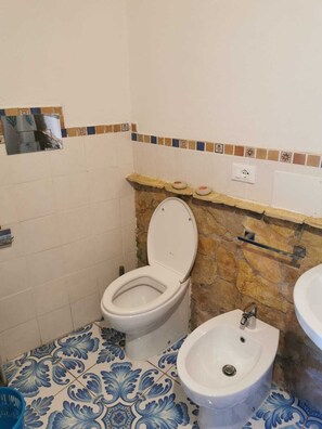Comfort-Doppel- oder -Zweibettzimmer | Badezimmer | Dusche, Haartrockner, Handtücher, Seife